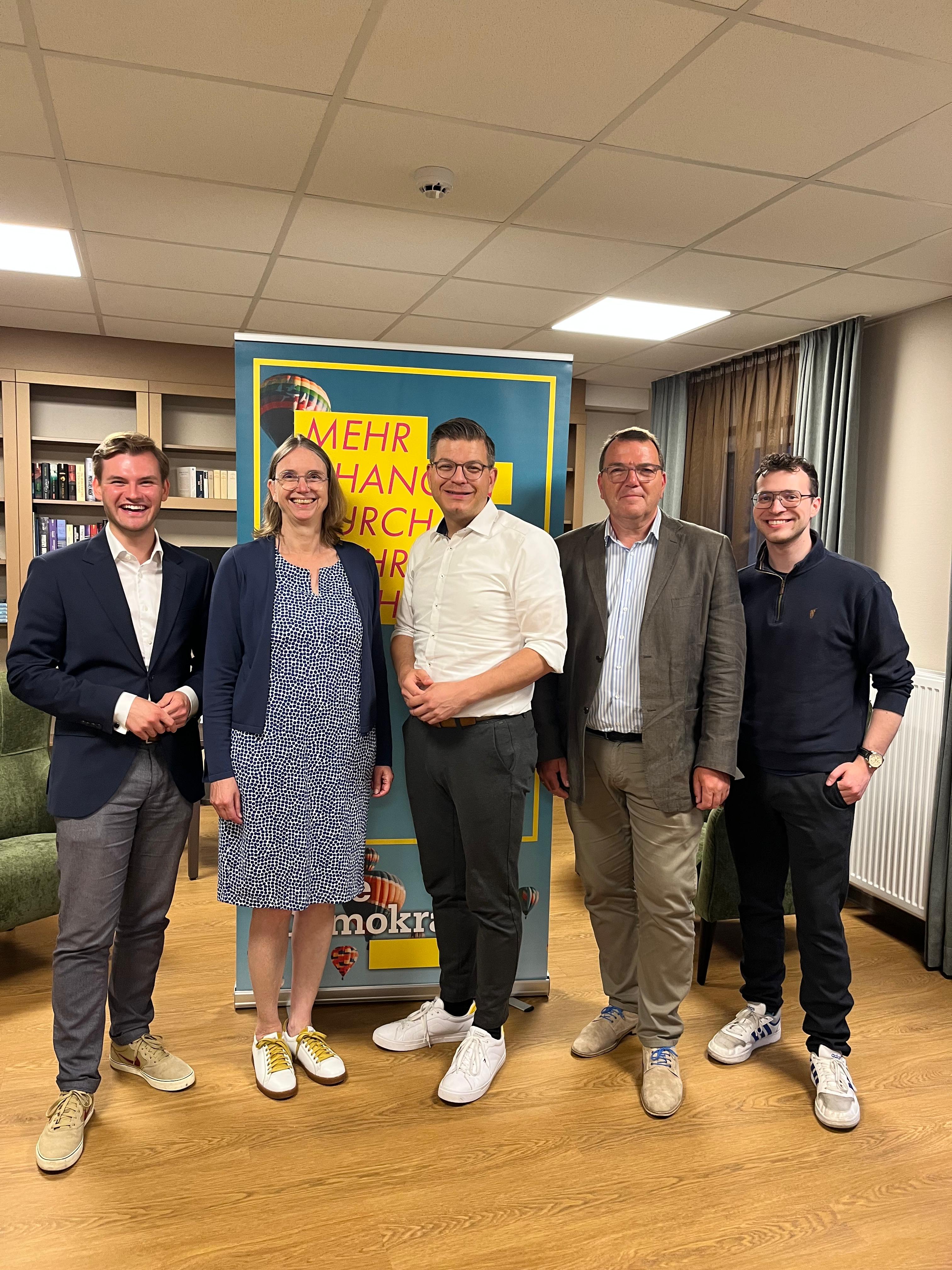 Gruppenfoto Themenabend vor FDP-Aufsteller: Vincent Schwarz (FDP), Kathrin Klooth (Gesundheitsdezernentin des Landkreises), Björn Försterling (FDP), Axel Burghardt (Geschäftsführer des Klinikums), Max Weitemeier (FDP).