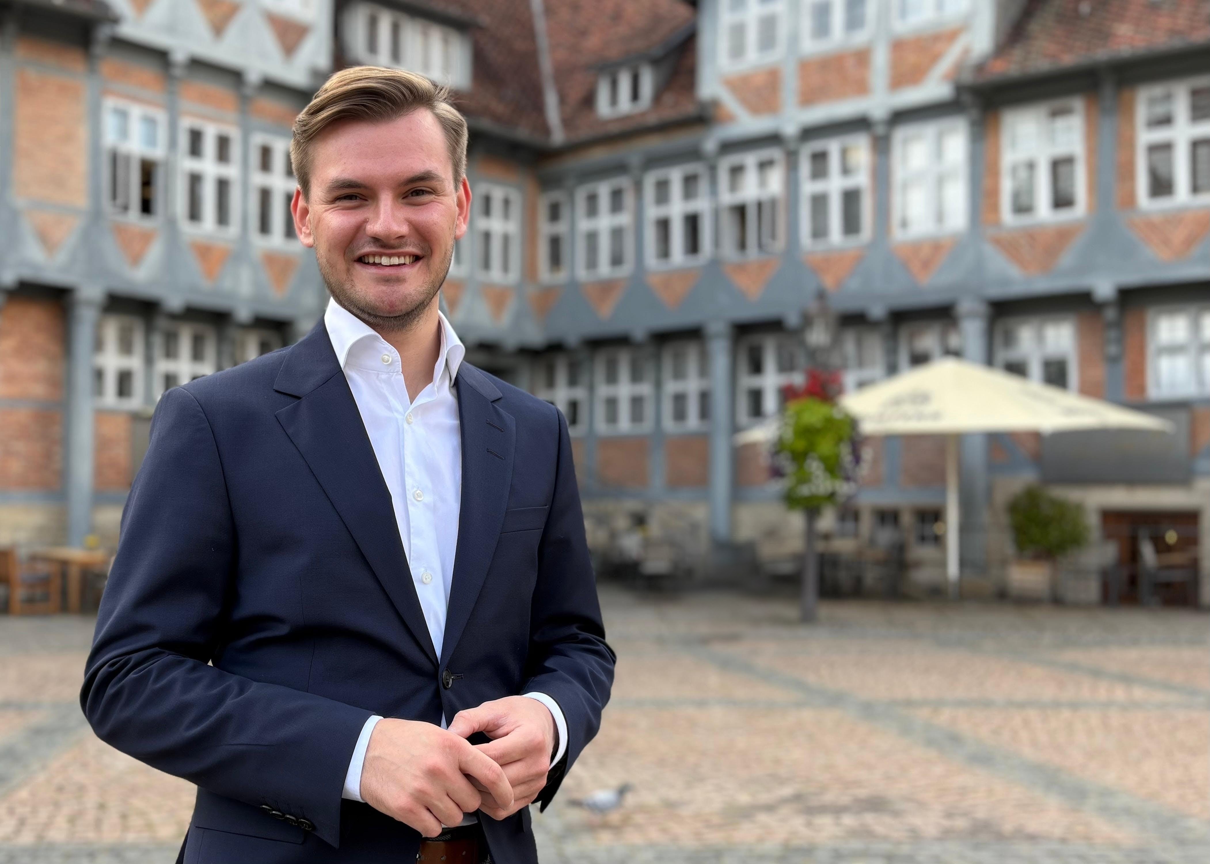 Vincent Schwarz vor dem Rathaus Wolfenbüttel