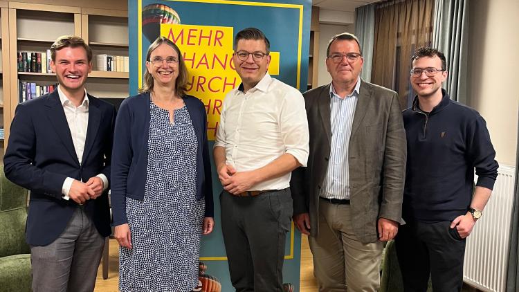 Gruppenfoto Themenabend vor FDP-Aufsteller: Vincent Schwarz (FDP), Kathrin Klooth (Gesundheitsdezernentin des Landkreises), Björn Försterling (FDP), Axel Burghardt (Geschäftsführer des Klinikums), Max Weitemeier (FDP).
