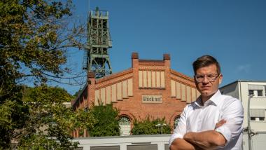 Björn Försterling vor der Schachtanlage Asse II