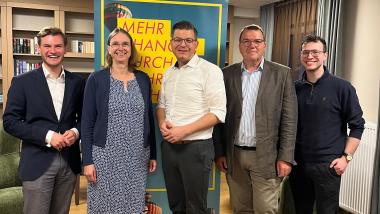 Gruppenfoto Themenabend vor FDP-Aufsteller: Vincent Schwarz (FDP), Kathrin Klooth (Gesundheitsdezernentin des Landkreises), Björn Försterling (FDP), Axel Burghardt (Geschäftsführer des Klinikums), Max Weitemeier (FDP).