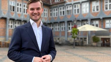 Vincent Schwarz vor dem Rathaus Wolfenbüttel